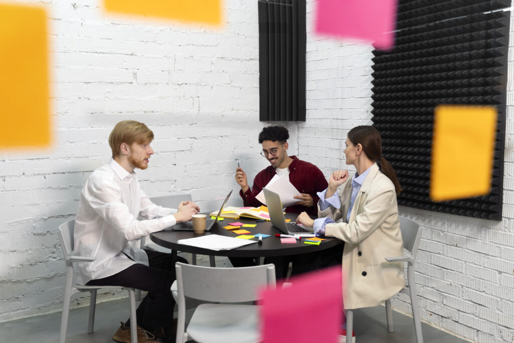 colegas de tiro completo sentados la mesa